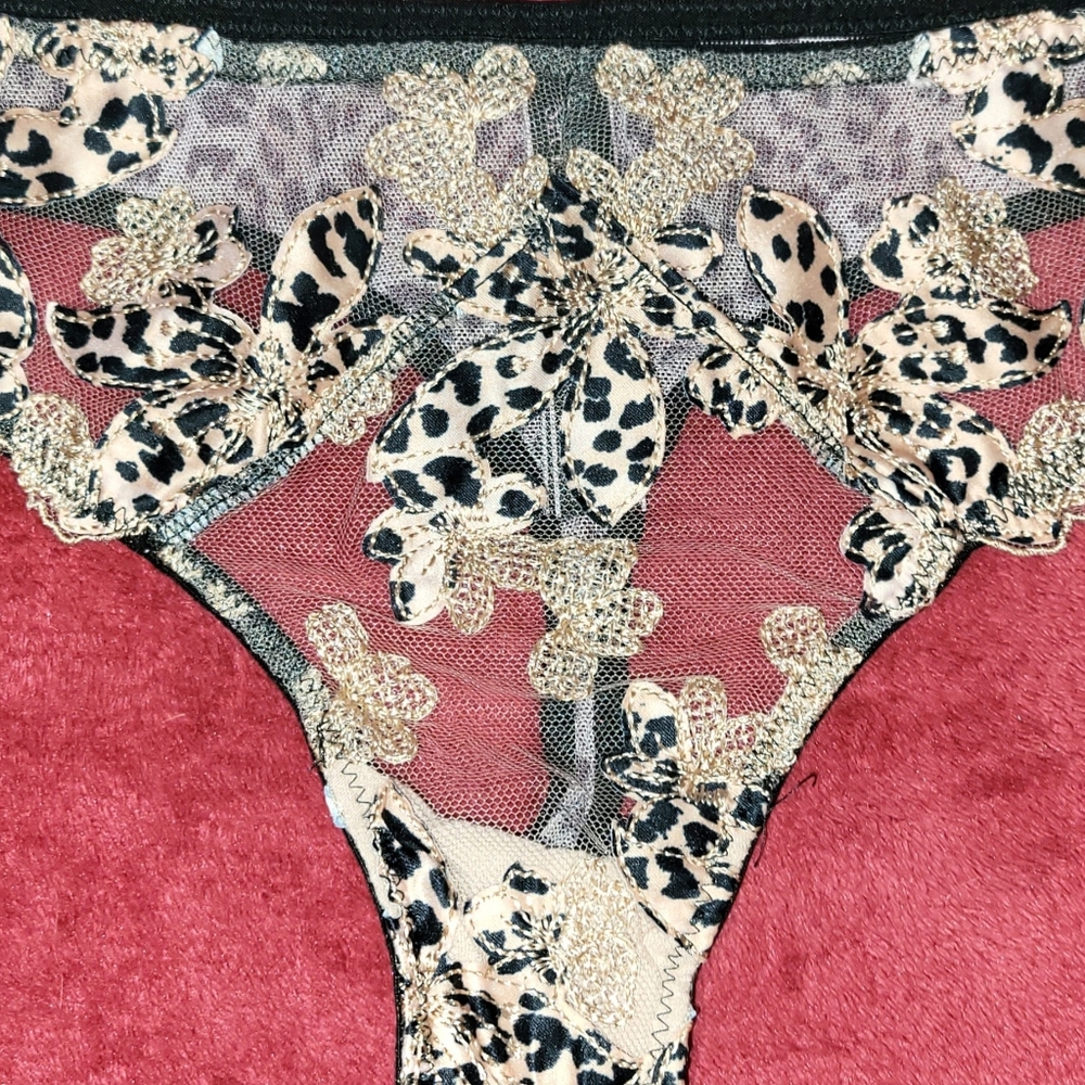 Victoria's Secret leapord print thong  L panty. New w/o tags.